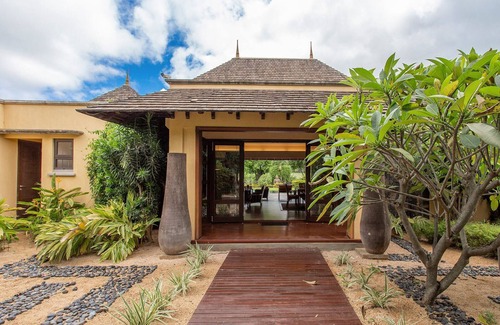 Tamarin House | Golf Resort villa with pool, bar, fitness, garden and studio