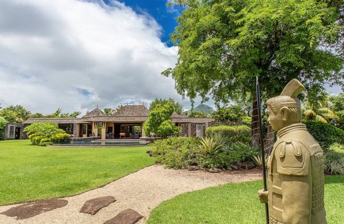 Tamarin House | Golf Resort villa with pool, bar, fitness, garden and studio