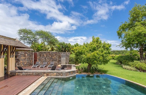 Tamarin House | Golf Resort villa with pool, bar, fitness, garden and studio