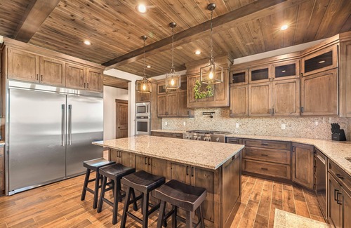 Island Park Cabin | Golf/Sport Simulator & Sauna. 8-bedroom cabin in Island Park with WiFi, AC.