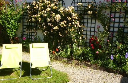 Arradon Apartment | Golfe du Morbihan, 4-person apartment, private enclosed garden.