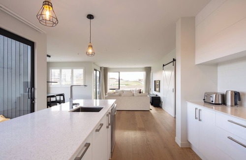 Kawarau Falls House | Golfers and Skiers Retreat - Jacks Point Home