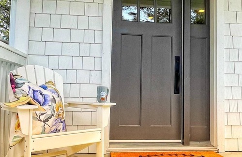 East Kootenay Cottage | Golfers Paradise- Modern Cape Cod Cabin, Family Friendly, Hot Tub, New floors