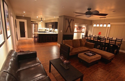 Lakeside Park House | Gondola Lodge Main House Downstairs 3br+full kitchen+game room, spa, Pool Table