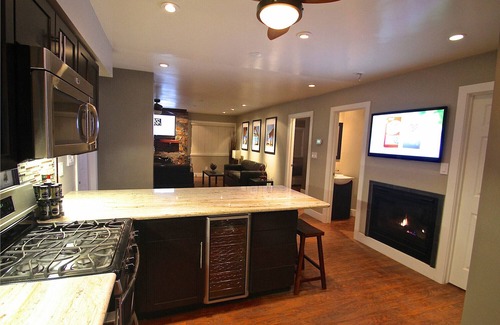 Lakeside Park House | Gondola Lodge Main House Downstairs 3br+full kitchen+game room, spa, Pool Table