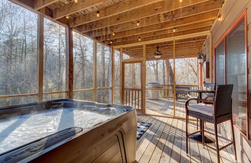 Ellijay Cabin | Gone Squatchin Creekside Cabin~5 Mins to Wineries & Apple Orchards~ Dog Friendly