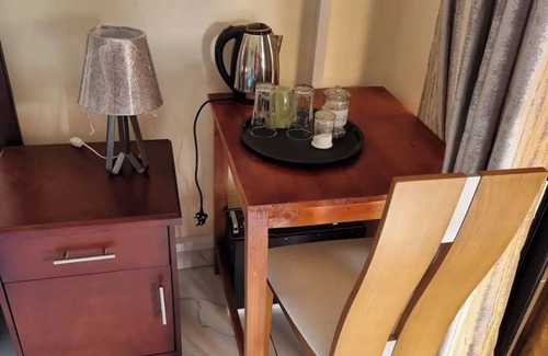 Harare East House | Gono Compound 4 - B&B with Queen bedn