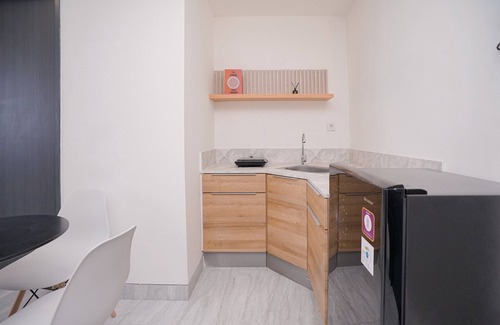 Pinang Apartment | Good and Cozy 2BR at Collins Boulevard Apartment