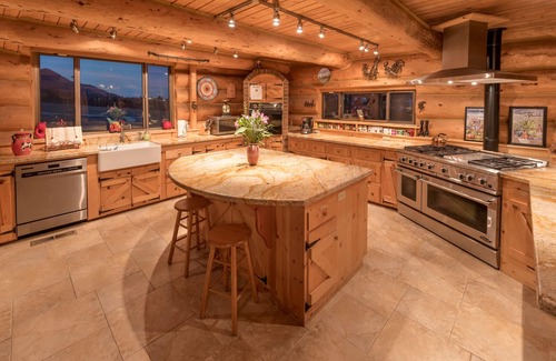 Baker City House | Good Bear Ranch House Retreat. Host a Family Reunion or a Refreshing Retreat