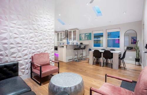 Barnum Apartment | Good Vibe Tribe-2 Mi DT-Hot Tub-K Bed-Pet Friendly