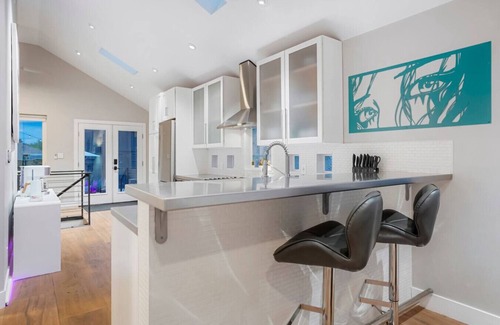 Barnum Apartment | Good Vibe Tribe-2 Mi DT-Hot Tub-K Bed-Pet Friendly