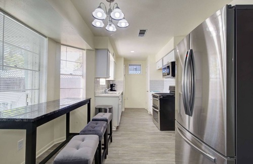Spring Branch Central House | Good Vibes 4 Bedroom with a Pool. Central Location