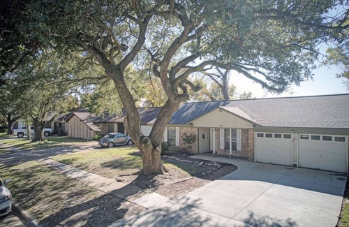Spring Branch Central House | Good Vibes 4 Bedroom with a Pool. Central Location