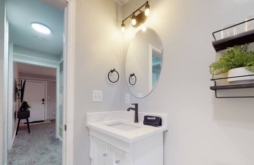 Warren House | Good Vibes in Warren 2BR/1BTH