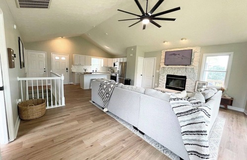 Twin Oaks House | Good Vibes LKA. Lake View w/Covered Boat Slip
