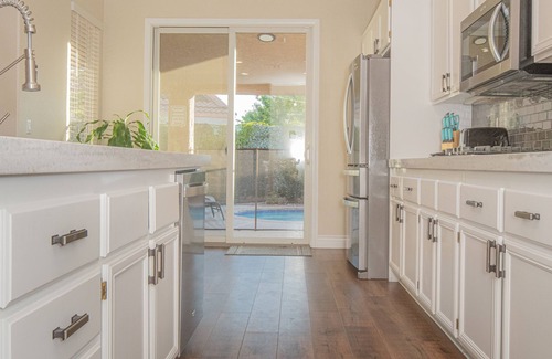Henderson House | Good Vibes off the strip, 5BR, Secret room, 2 King Beds, Pool and Spa
