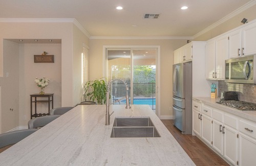 Henderson House | Good Vibes off the strip, 5BR, Secret room, 2 King Beds, Pool and Spa