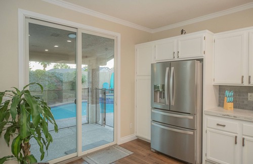 Henderson House | Good Vibes off the strip, 5BR, Secret room, 2 King Beds, Pool and Spa