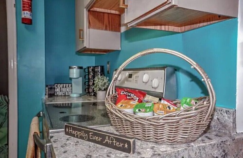 Caine Woods Condo | Good Vibes Only:Peace, Pool & Beach-2BR/2B Retreat