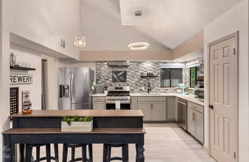 Milwood House | 'Good Vibes Roll' Pet-friendly! Near Domain!