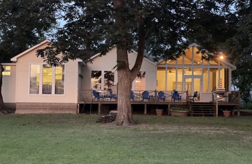 Dundee House | 🌙Goodnight Moon resting on the banks of Moon Lake near Clarksdale MS & Helena AR