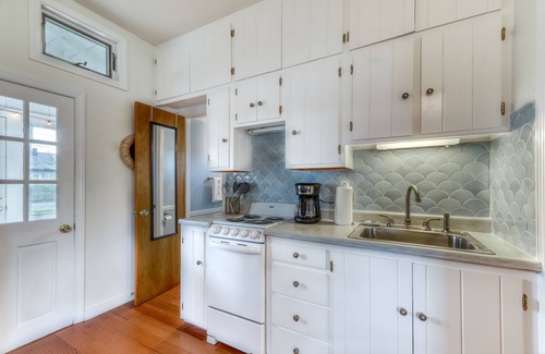 Kennebunkport House | Goose Rocks Beach Cottage! Steps to beach!