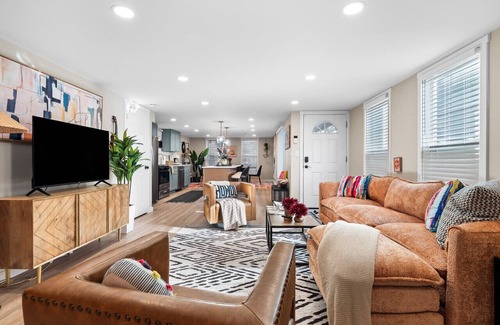 Detroit - Shoreway House | Gordon Square Arts District|Walk to Restaurants, Bars| Sleeps 8
