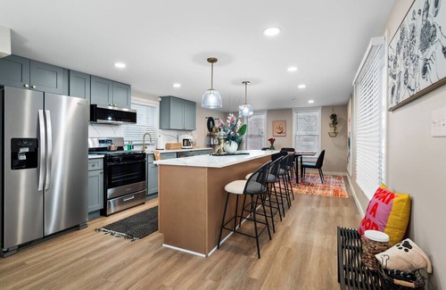 Detroit - Shoreway House | Gordon Square Arts District|Walk to Restaurants, Bars| Sleeps 8