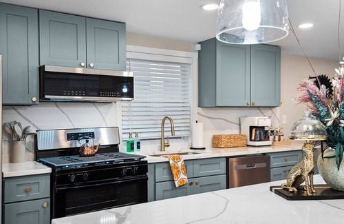 Detroit - Shoreway House | Gordon Square Arts District|Walk to Restaurants, Bars| Sleeps 8