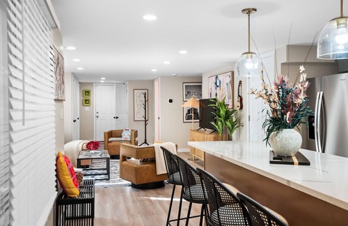Detroit - Shoreway House | Gordon Square Arts District|Walk to Restaurants, Bars| Sleeps 8