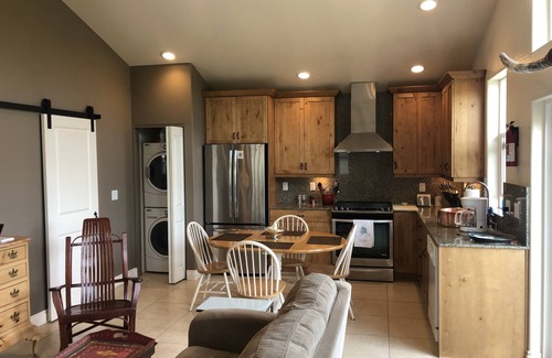 Shady Cove Apartment | GORGEOUS 1 BDRM Fully Furnished Luxury Apt., ALL UTILITIES INCLUDEDnn