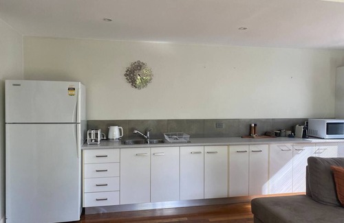 Malvern East Cottage | gorgeous 1 bedroom in beautiful cottage in verdant garden setting