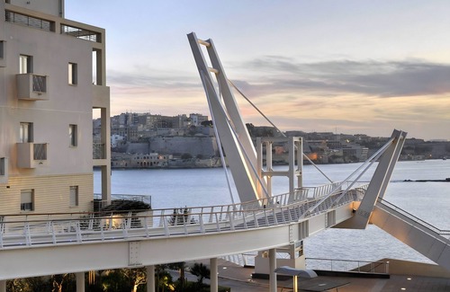 Tower Road Apartment | Gorgeous 1BR Apartment steps to the Promenade
