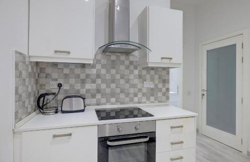 Tower Road Apartment | Gorgeous 1BR Apartment steps to the Promenade