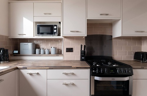 Brighton City Centre Apartment | Gorgeous 2-Bed | Quiet area with nearby stations