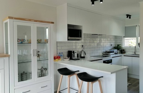 Takapuna House | Gorgeous 2 Bed Rooms & Garage Centre Takapuna