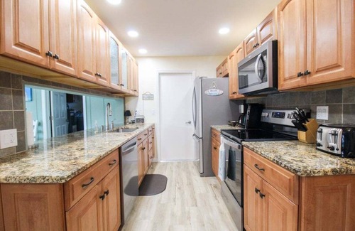 Pinecraft House | Gorgeous 2 BR/2 BA Private Pool Home Near Siesta Key - Sweet Pineapple