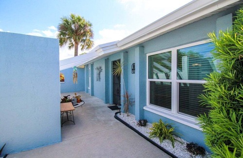 Pinecraft House | Gorgeous 2 BR/2 BA Private Pool Home Near Siesta Key - Sweet Pineapple