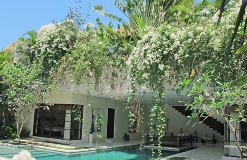 Laksmana Villa | Gorgeous 2BR Villa Located Situated In Seminyak! - 5Min Walk To Eat Street!