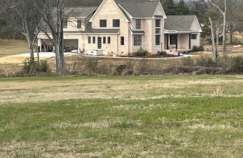 Shannon House | Gorgeous 3-bed, 3.5 bath on 32 acres of beautiful farmland, Shannon, MS. WiFi.