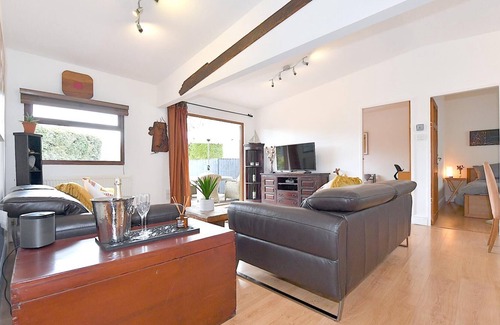 Guildford Cottage | Gorgeous 3BD Cottage in the Heart of Guildford