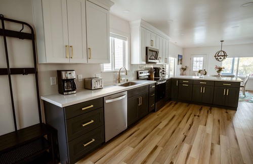 Roosevelt House | Gorgeous 4bd/3ba House w/AC 1 block from Light Rail