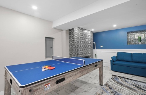 Gresham House | Gorgeous 5 Bedroom Gem Sleeps 18 with Pool, Ping Pong, Pac Man, Tons of Games!