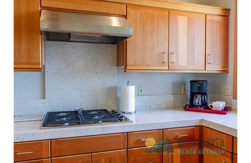 Neahkahnie Beach House | Gorgeous 5-Star Property on 1/4 Acre! Views from every room, Allergen and Pet Free