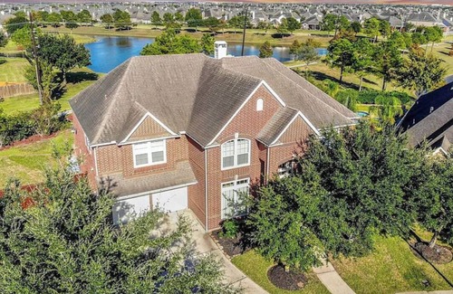 Houston House | Gorgeous 5bd/3.5 bath mansion with private pool, gym, theater, & home office
