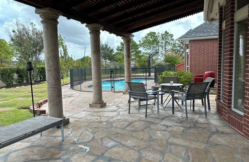 Houston House | Gorgeous 5bd/3.5 bath mansion with private pool, gym, theater, & home office