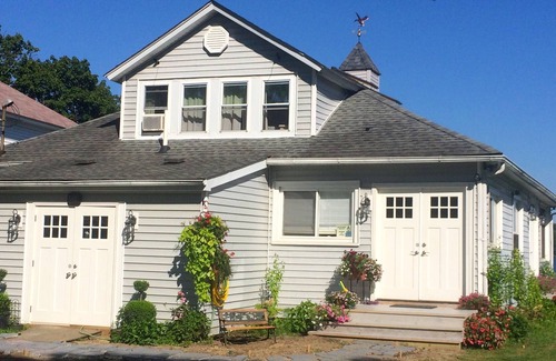 Conneaut Lakeshore Cottage | Gorgeous 6 BR lakefront