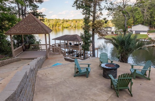 Valley House | Gorgeous 6BR Lake Home w/Pool, Hot Tub & Boathouse