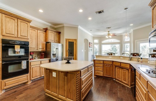 Fort Worth House | Gorgeous 8 Bedroom, 5 Bath, 6012 sq ft. huge game room and Pool on 5 acres
