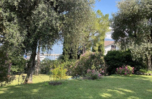 Villavetro Villa | Gorgeous 9-seater villa, perfect for families with large garden by the lake